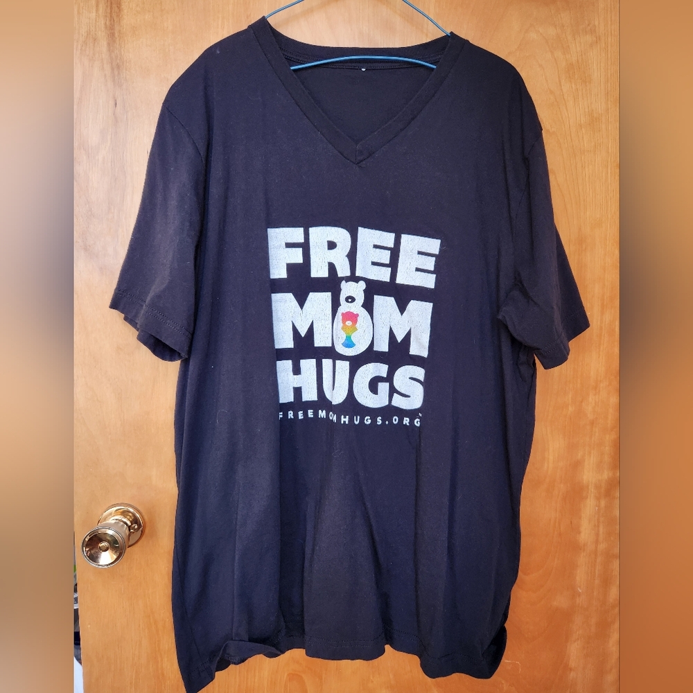 Free Mom Hugs Black T-Shirt